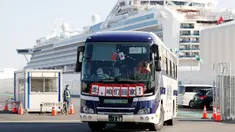 Bus dengan spanduk China bertuliskan 'Pergi, Kita Pulang!' membawa penumpang Hong Kong dari kapal pesiar Diamond Princess yang dikarantina di Yokohama, Jepang, Jumat (21/2/2020). Ratusan orang yang dinyatakan negatif virus corona (COVID-19) berangsur meninggalkan kapal. (AP Photo/Eugene Hoshiko)