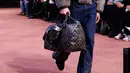 Louis Vuitton bekerja sama dengan Timberland, menghadirkan serangkaian sepatu boots kerja Amerika yang diinterpretasikan lewat lensa kreatif Louis Vuitton dan savoi-faire pabriknya di Italia. [Foto: Document/Louis Vuitton]