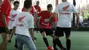 Marc Marquez (2kanan) mencoba melewati hadangan Dani Pedrosa (2kiri) dan tim Putih saat bermain futsal di Lapangan Futsal Kuningan Village, Jakarta, Sabtu (13/2/2016). (Bola.com/Nicklas Hanoatubun)