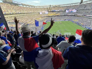 Suporter Timnas Prancis bersorak sambil mengibarkan bendera usai Les Bleus mengalahkan Swedia 3-0 pada babak 32 besar Piala Dunia 2026 di MetLife Stadium, New York, New Jersey, Selasa (30/6/2026) waktu setempat atau Rabu (1/7/2026) dini hari WIB. Kemenangan ini memastikan Prancis melaju ke babak 16 besar. (KLY Sports/Hery Kurniawan)