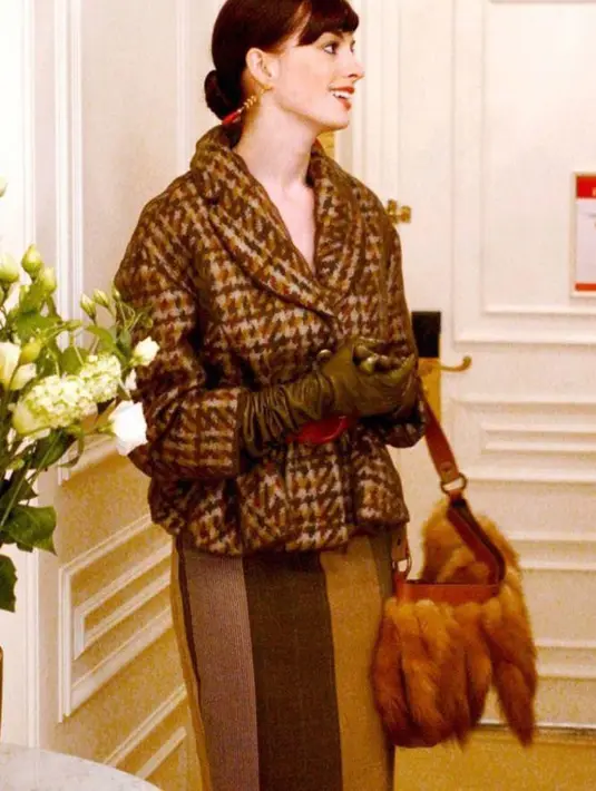 Blazer sekaligus coat dengan bahan tweed yang dipasangkan dengan rok pensil mampu mengangkat selera fashion lebih tinggi lagi  (Foto: vogue.com.au).