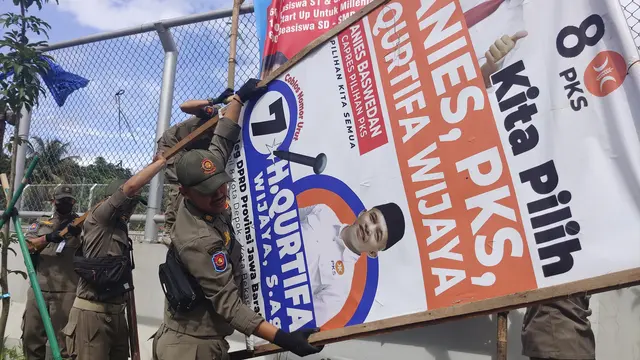 Satpol PP Kota Depok melakukan penertiban APK di Jalan Raya Margonda, Kota Depok