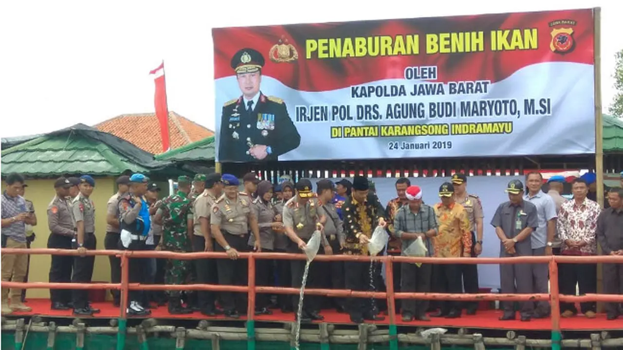 Kapolda Jawa Barat Tebar 1 Juta Bibit Bandeng di Pantai Karangsong Indramayu