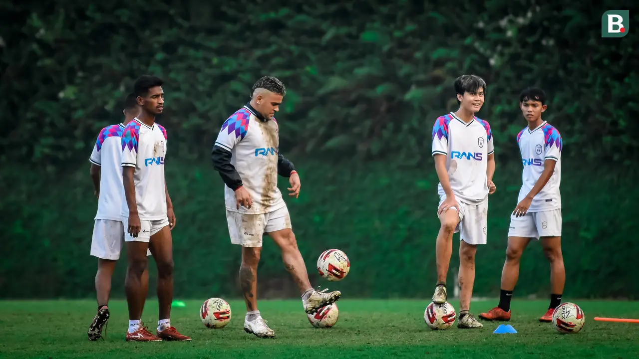 Foto Liga 1: Jelang Lawan Arema FC, Cristian Gonzales Giat Latihan Bersama RANS Cilegon FC