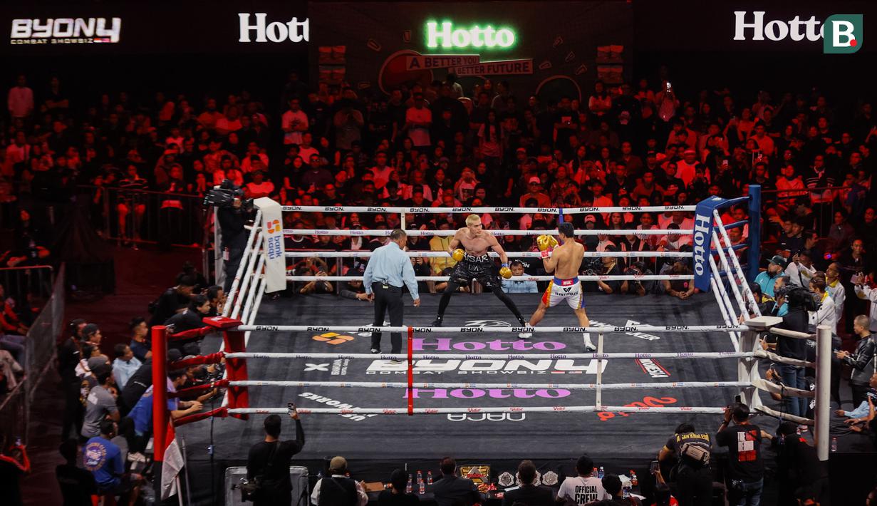 Pertarungan tiga ronde ini dimulai dengan intensitas tinggi sejak awal. Ronde pertama menampilkan aksi saling serang antara kedua fighter di ring tinju. (Bola.com/Abdul Aziz)