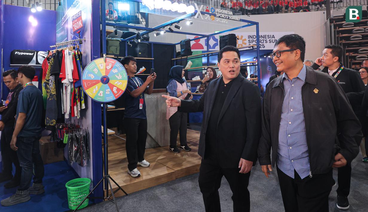 Menpora Erick Thohir saat berkeliling di Indonesia Sports Summit 2025 (ISS 2025) resmi digelar di Indonesia Arena, Senayan, Jakarta pada Sabtu (6/12/2025).