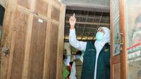 Gubernur Jatim  Khofifah Indar Parawansa meninjau lokasi korban gempa Blitar. (Dian Kurniawan/Liputan6.com)