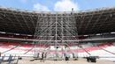 Pekerja melakukan bongkaran setelah konser Blackpink di Stadion Utama Gelora Bung Karno (SUGBK), Senin (13/3/2023). SUGBK merupakan salah satu dari enam venue yang ditetapkan untuk menggelar pertandingan Piala Dunia U-20 2023. (Bola.com/M Iqbal Ichsan)