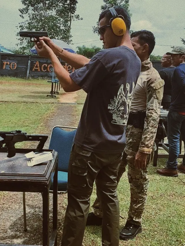 6 Potret Seleb Cowok Saat Latihan Menembak Ini Curi Perhatian