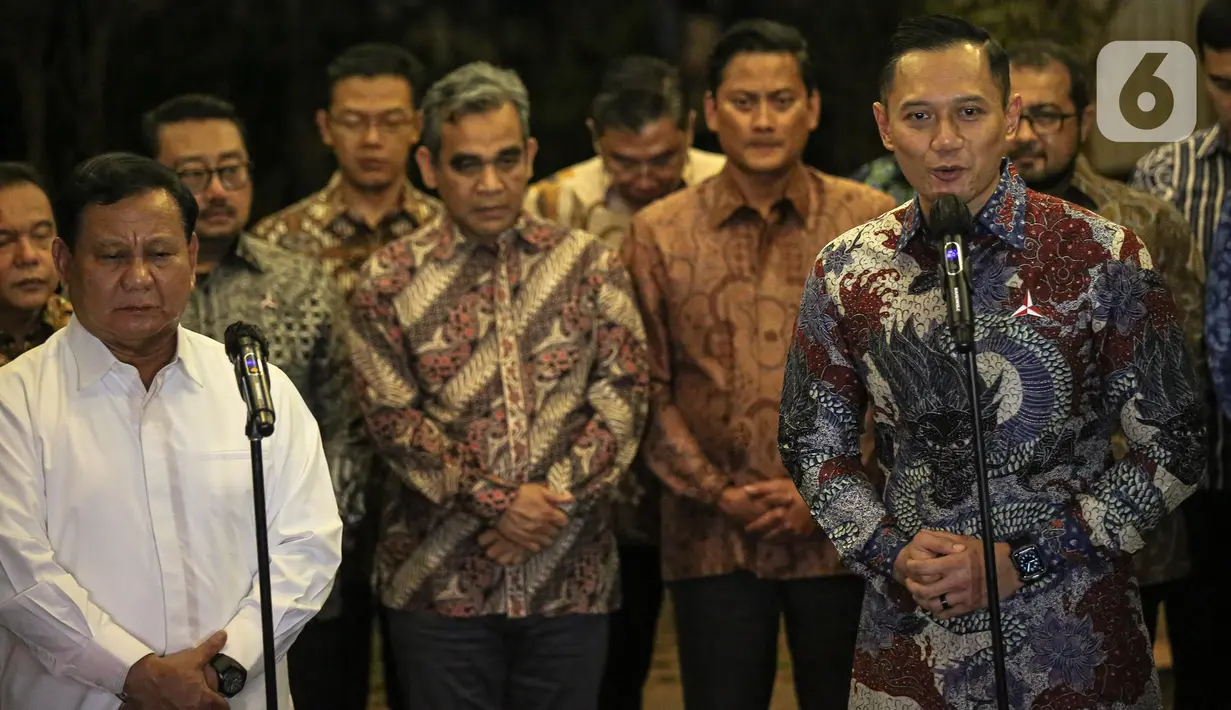 Ketua Umum Partai Demokrat Agus Harimurti Yudhoyono dan 
Ketua Umum Partai Gerindra Prabowo Subianto memberikan keterangan usai melakukan pertemuan di Kertanegara, Jakarta, Jumat (24/6/2022). Dalam pertemuan itu, AHY mengaku saling bertukar pandangan dengan Prabowo seperti, pandemi Covid-19 dan isu kebangsaan. (Liputan6.com/Faizal Fanani)