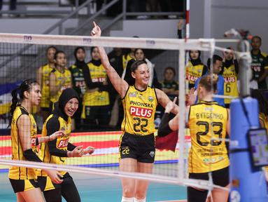 Pemain asing Gresik Phonska Plus, Annie Mitchem melakukan selebrasi usai berhasil mecetak poin untuk timnya ketika melawan Pertamina Enduro pada laga seri lima putaran kedua di GOR Candradimuka Padepokan Voli Jenderal Polisi Kunarto, Sentul Bogor, Minggu (22/2/2026) malam WIB. (Bola.com/Abdul Aziz)