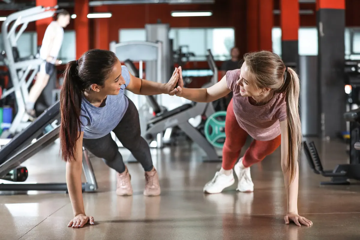 wanita berolahraga di gym