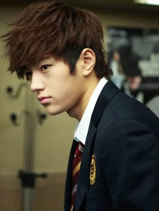 L INFINITE mengaku jika rambut ikalnya membuat ia tak nyaman. Padahal rambut ikal merupakan hal yang langka bagi orang Korea. (Foto: koreaboo.com)