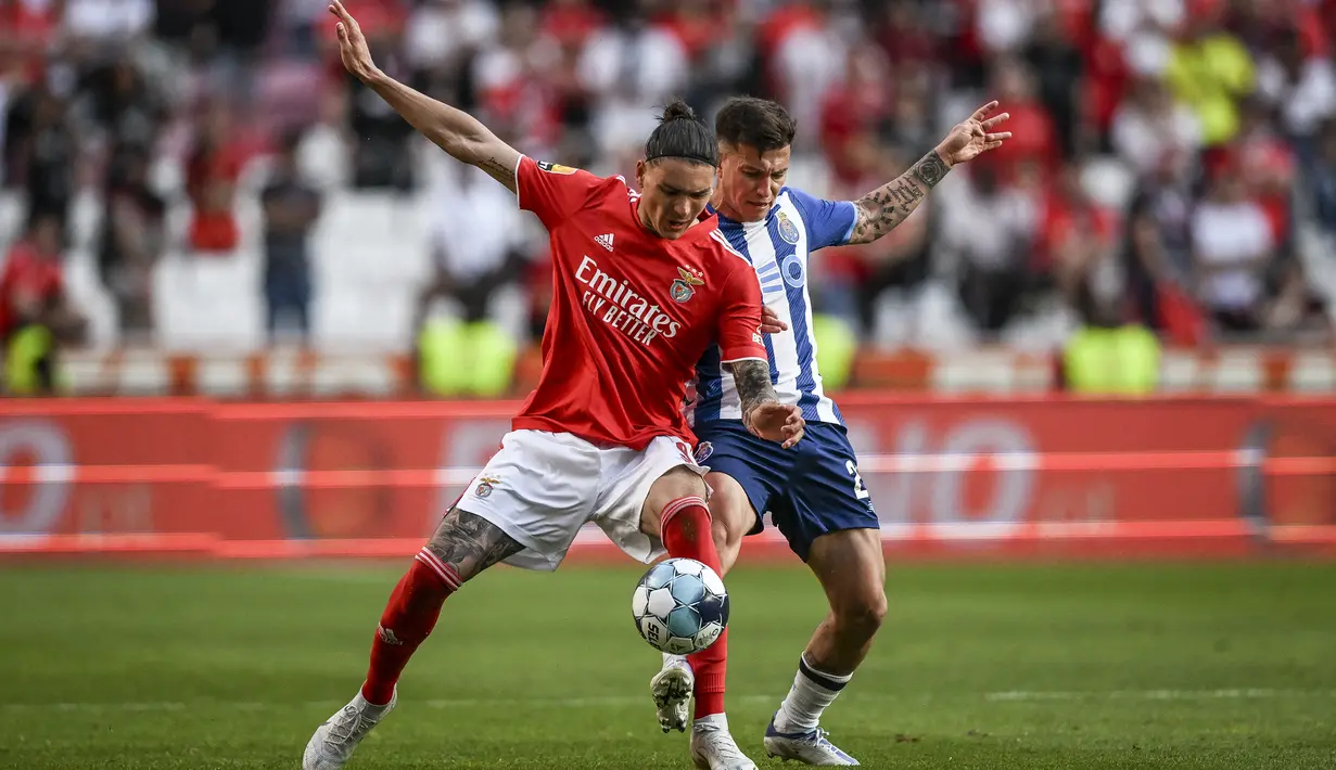 <p>Penyerang Benfica, Darwin Nunez berebut bola dengan gelandang Porto, Otavio SAD pada pertandingan Liga Portugal di stadion Luz di Lisbon pada 7 Mei 2022. Nunez bakal memakai jersey bernomor 27 dengan kontrak yang panjang. (AFP/Patricia De Melo Moreira)</p>