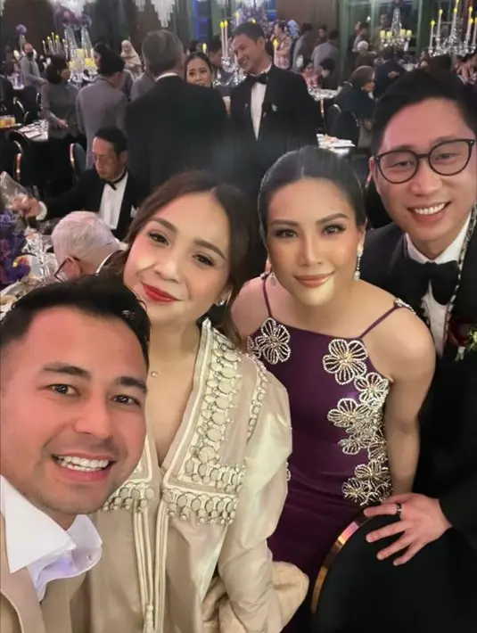 Simple tapi elegan, Nagita Slavina tampak mengenakan gaun satin warna beige yang dihiasi bordir di area garis leher dan dada. [Instagram].