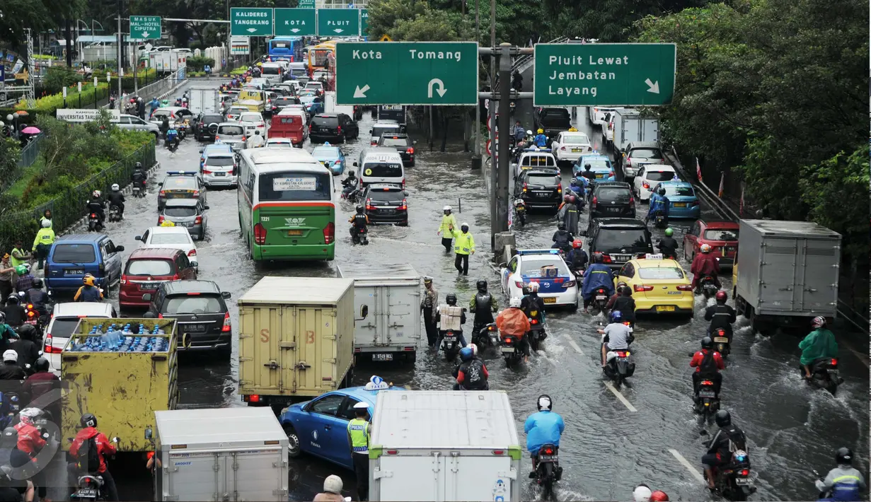 Kepadatan lalu lintas terlihat di Jalan S Parman arah Tomang, Jakarta Barat, Selasa (21/2). Kemacetan terjadi sebagai imbas genangan air sekitar 20-30 cm di depan Universitas Tarumanagara (Untar). (Liputan6.com/Gempur M Surya)