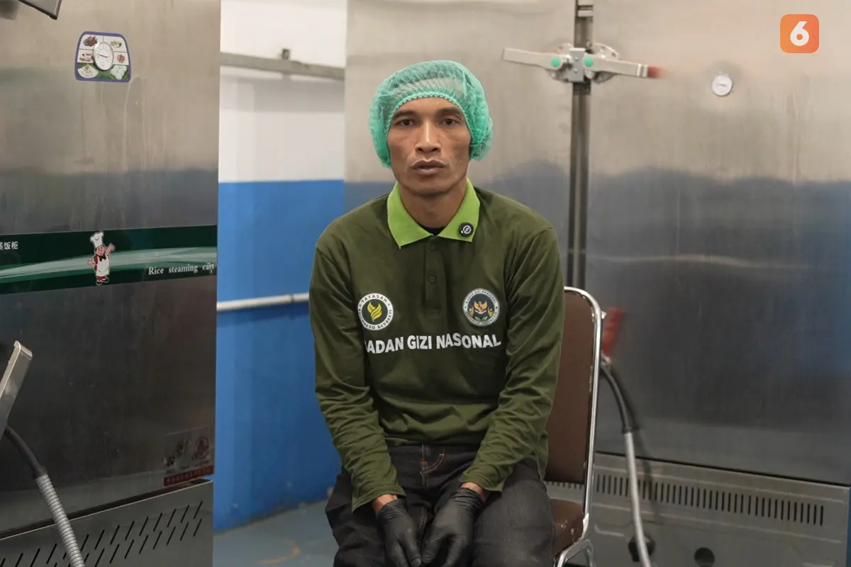 Cerita Susanto, koki MBG yang tetap bekerja meski kaki tak bisa ditekuk. Kisah inspiratif difabel yang bangkit dan membantu keluarga. (Foto: Ist)