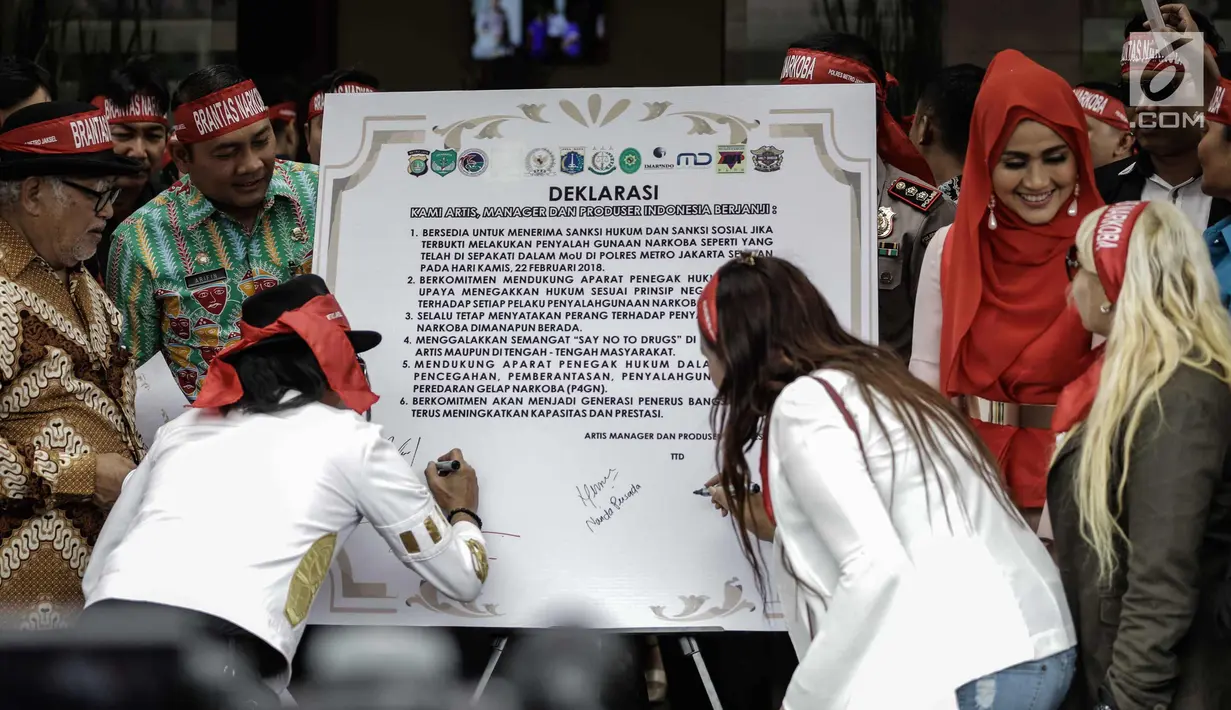 Jajaran artis, manajemen, dan produser menandatanganan perjanjian pemberantasan dan penyalahgunaan narkoba di lingkungan artis di Mapolres Metro Jakarta Selatan, Kamis (22/2). (Liputan6.com/Faizal Fanani)