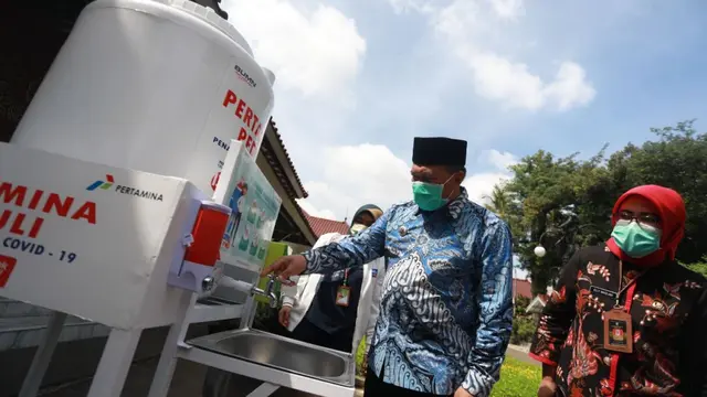 Wali Kota Bandung, Oded M. Danial menerima CSR dari PT Pertamina