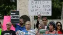 Pengunjuk rasa berdemontrasi di pusat kota Miami, AS, Kamis (26/1). Pengunjuk rasa menolak kebijakan Presiden AS, Donald Trump yang membatasi warga Muslim masuk ke AS. (AP Photo / Alan Diaz)