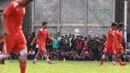 Suporter Persija, The Jakmania, memberi dukungan dengan hadir dalam latihan Persija di Lapangan National Youth Training Center, Sawangan, Depok, Rabu (17/2/2016). (Bola.com/Nicklas Hanoatubun)