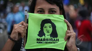 Para buruh yang tergabung dalam berbagai serikat menggelar aksi memperingati 22 tahun tanpa keadilan "Malam Marah Marsinah" di Kawasan Berikat Nusantara (KBN) Jakarta, Jumat (8/5/2015). (Liputan6.com/Faizal Fanani)