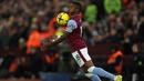 Bek Aston Villa, Ashley Young mengontrol bola saat menghadapi Wolverhampton Wanderers pada laga Liga Inggris 2022/2023 di Villa Park, Birmingham (4/1/2023). Ashley Young yang sempat membela Inter Milan sejak paruh kedua musim 2019/2020 setelah dilepas Manchester United, akhirnya hijrah ke mantan klubnya di Liga Inggris, Aston Villa pada awal musim 2021/2022 dengan status bebas transfer. Pada bursa transfer musim 2023/2024 ia kembali meninggalkan The Villans untuk bergabung dengan Everton. (AFP/Adrian Dennis)