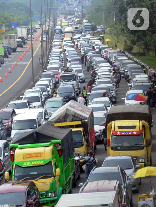 Kendaraan antre menunggu dibukanya jalur menuju kawasan Puncak dan sekitarnya di pintu keluar Tol Gadog, Ciawi, Bogor, Jawa Barat, Kamis (29/10/2020). Libur panjang dimanfaatkan warga Ibu Kota untuk mengisi liburan. (merdeka.com/Arie Basuki)