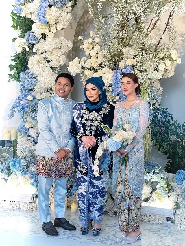 Mengenakan Baju Berwarna Biru
