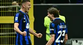 Gelandang Inter Milan Kristjan Asllani (kiri) merayakan gol pertama timnya pada laga sepak bola Serie A Italia melawan Genoa di Stadion San Siro, Milan pada 4 Maret 2024. (GABRIEL BOUYS/AFP)
