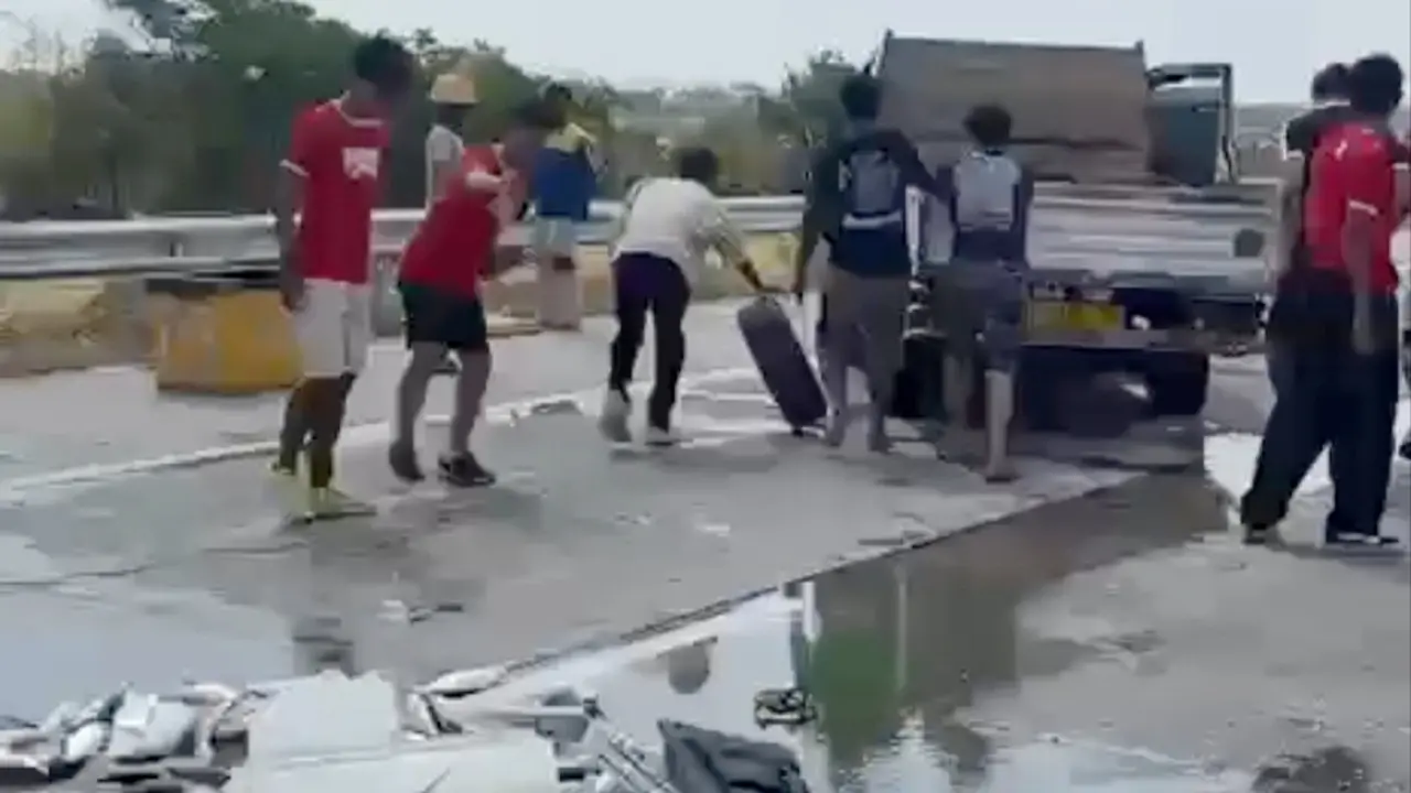 Pemain EPA Persijap Jepara membantu menangani kecelakaan di tol
