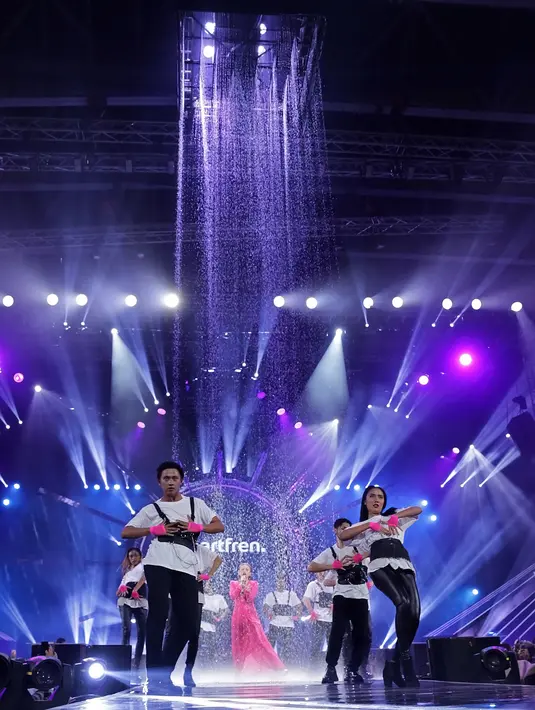 Rossa tampil basah-basahan di Smartfren WOW Concert 2019, Jumat (20/9/2019) malam. (Bambang E Ros/Fimela.com)