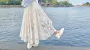 Gaya memesona dari istri Virgoun ini memang banjir pujian. Ia dipuji pandai padupadankan outfit yang ia kenakan. Foto di pantai seperti ini memperlihatkan sisi stylish dari seorang Inara Rusli. (Liputan6.com/IG/mommy_starla)