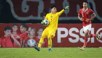 Kiper Timnas Indonesia U-19, Cahya Supriadi, pontang-panting menahan gempuran Thailand pada pertandingan Piala AFF U-19 2022 di Stadion Patriot Candrabhaga, Bekasi, Rabu (6/7/2022) malam WIB. (Bola.com/Bagaskara Lazuardi)