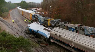 Pihak berwenang menyelidiki lokasi kecelakaan kereta Amtrak yang bertabrakan dengan kereta barang CSX di South Carolina (4/2). Tabrakan dua kereta ini menewaskan dua orang dan melukai sedikitnya 70 orang. (Tim Dominick/The State)