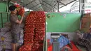Aktivitas jual beli bawang bombay di Pasar Induk Kramat Jati, Jakarta, Kamis (12/3/2020). Para pedagang di pasar tradisional, mengeluhkan harga bawang bombay yang melonjak drastis hingga 10 kali lipat dari harga normal. (Liputan6.com/Herman Zakharia)