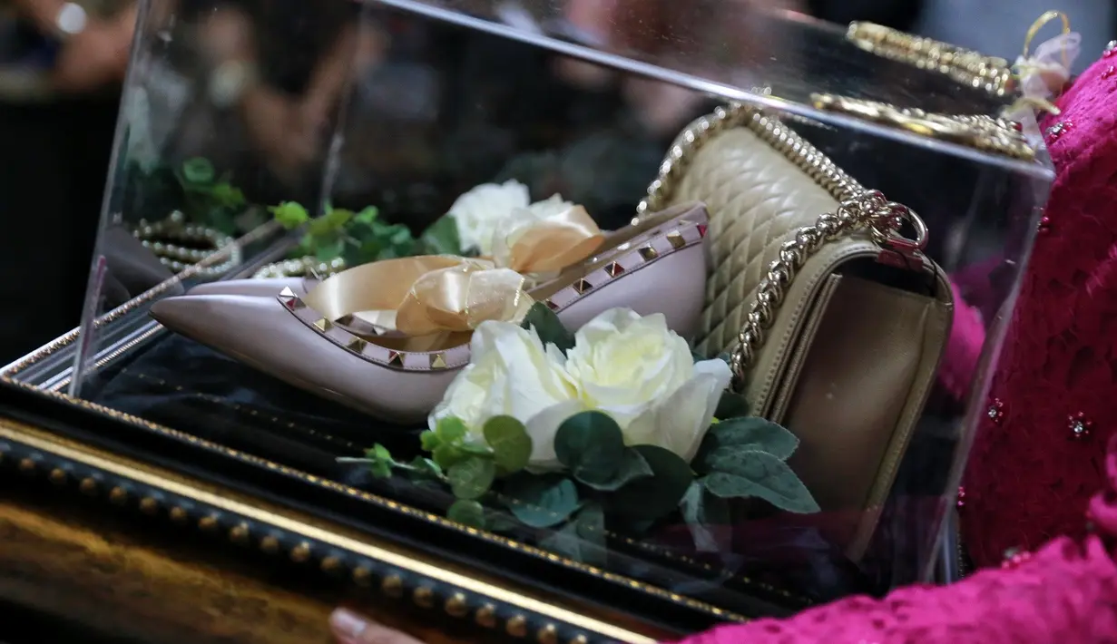 Bobby membawa seserahan keperluan untuk sehari-hari istrinya. Seperti tas, sepatu, pakaian dalam, minyak wangi dan masih banyak lagi keperluan kecantikan. (Adrian Putra/Bintang.com)