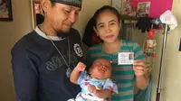 Bayi Pajero Sport bersama kedua orangtuanya, M Muis Iskandar dan Novi Yanti. (Liputan6.com/Pramita Tristiawati)