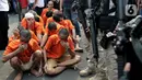 Tersangka dihadirkan saat rilis hasil Operasi Sikat Jaya 2019 di Mapolda Metro Jaya, Jakarta, Senin (25/11/2019). Dari 3.314 orang terduga pelaku kejahatan, 574 ditahan, 22 tidak ditahan, dan 2.745 dilakukan pembinaan. (merdeka.com/Iqbal Nugroho)