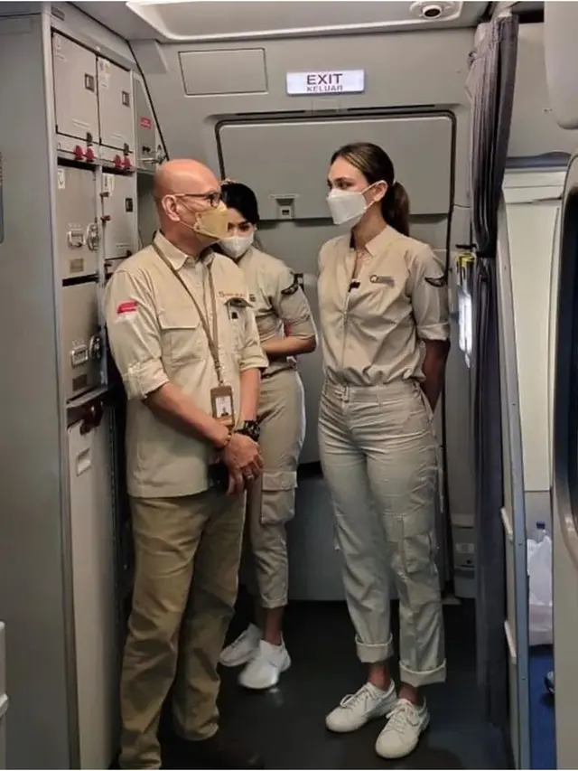 6 Potret Aksi Luna Maya Nyamar Jadi Pramugari Super Air Jet, Curi Perhatian