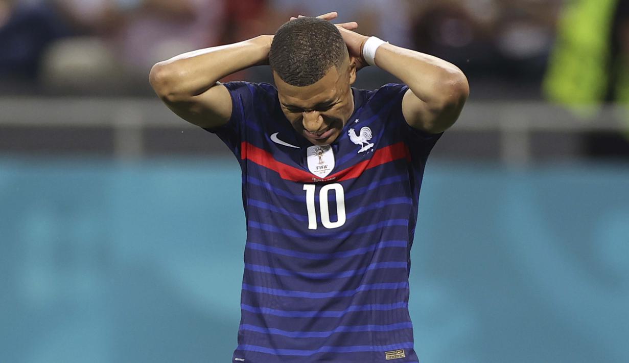 Ambisi Timnas Prancis untuk melaju ke babak perempat final Euro 2020 harus terhenti usai tendangan penalti Kylian Mbappe yang menjadi eksekutor kelima  berhasil ditepis penjaga gawang Swiss dalam laga adu penalti. (Foto: AP/Pool/Marko Djurica)