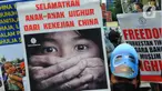 Massa yang tergabung dalam Aliansi Mahasiswa Islam (AMI) melakukan aksi unjuk rasa di depan Kedutaan Besar (kedubes) China, Kuningan, Jakarta Selatan, Jumat (3/2/2023). Aksi ini untuk menuntut Pemerintah China bertanggung jawab atas kematian ratusan muslim Uighur dalam tragedi berdarah Ghulja pada 5 Febuari 1997. (merdeka.com/Imam Buhori)