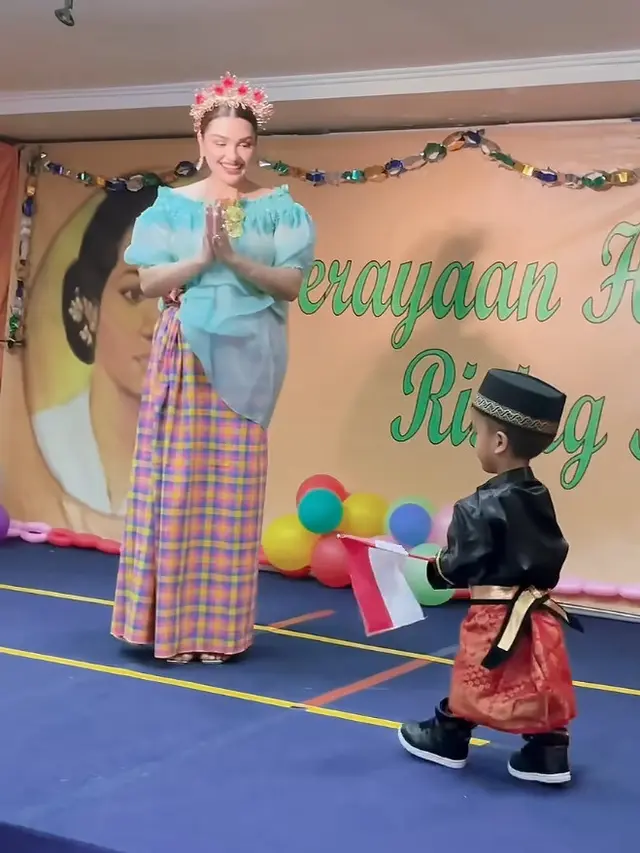Nurah Syahfirah Istri Teuku Rafly Pasha Kenakan Baju Bodo saat Temani Putranya Rayakan Hari Kartini. [@nourahsheivirah]
