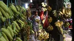 Aktivitas jual beli pisang di Pasar Lembang, Tangerang, Sabtu (3/10/2020). Pandemi Covid-19 berdamak pada permintaan pisang di pasar tersebut yang mengalami penurunan. (Liputan6.com/Angga Yuniar)