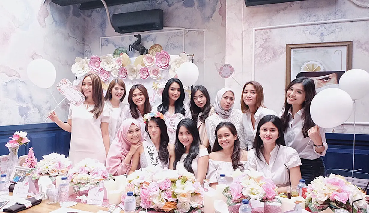 Hari pernikahan Raditya Dika dan Anissa Aziza sepertinya tidak lama lagi. Dan menjelang hari bahagianya itu, calon istri Raditya Dika mendapat kejutan Bridal Shower dari para sahabatnya.(Foto: Instagram)