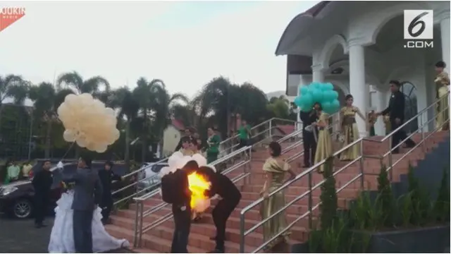 Seikat balon meledak di sebuah pernikahan saat kedua mempelai sedang berfoto.