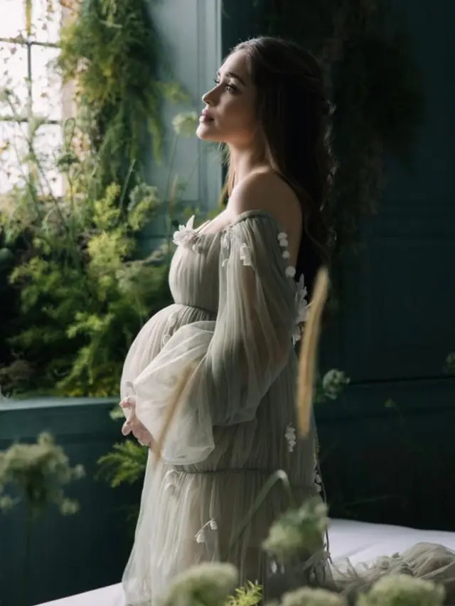 9 Gaya Maternity Shoot Yasmine Wildblood Kompak Kenakan Dress Bersama Kedua Putrinya, Semuanya Cantik Bak Bidadari