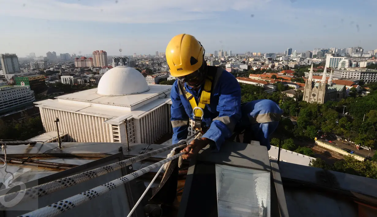 Relawan pecinta alam bersiap turun untuk membersihkan menara Masjid Istiqlal, Jakarta, Jumat (17/2). Menyambut Milad Masjid Istiqlal ke-39, 22 Februari mendatang, relawan pecinta alam bantu membersihkan Masjid Istiqlal. (Liputan6.com/Helmi Fithriansyah)