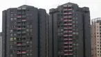 Ratusan bendera Merah Putih terpasang pada balkon Apartemen Taman Rasuna, Kompleks Epicentrum, Jakarta, Sabtu (12/8/2023). (merdeka.com/Imam Buhori)