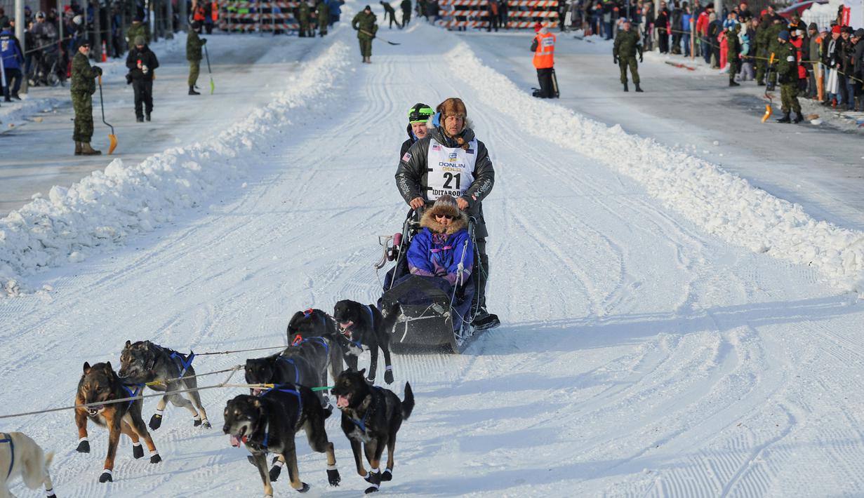Juara Iditarod empat kali, Martin Buser dan gerombolan anjingnya mengikuti perlombaan kereta luncur anjing Trail Iditarod di Anchorage, Alaska, 2 Maret 2019. Sekitar 52 penggembala akan memulai balapan selama delapan hingga 9 hari. (AP/Michael Dinneen)